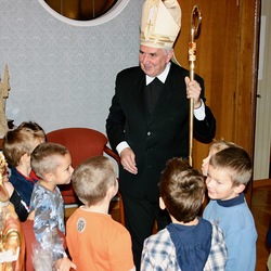 Kindergarten Oberberg zu Gast bei Bischof Iby