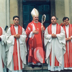 Bischof Paul Iby mit Neupriestern Norbert Filipitsch, Petar Ivandic, Branko Blazincic und Gabriel Kozuch (v.l.)