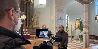 Direktor des HdB und Videoproduzent Engelbert Marakovits mit Pfarrer Nikolas O. Abazie bei den Aufnahmen zum Kurzvideo 'Rassismus konkret in 5 Minuten'.