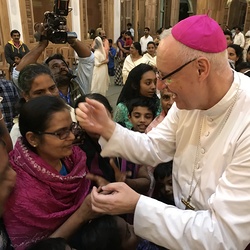 Die Menschen bitten um Segen