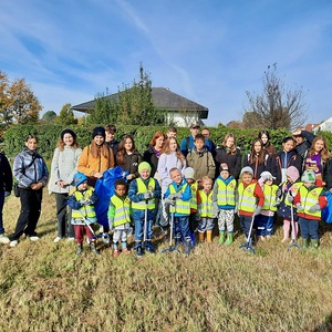 Schülerinnen und Schüler der 5M-Klasse gemeinsam mit dem Kindergarten Oberwart beim Reinigen der Umwelt