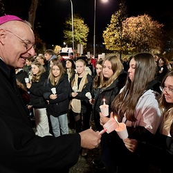 Diözesanbischof Ägidius J. Zsifkovics teilt das Martinslicht