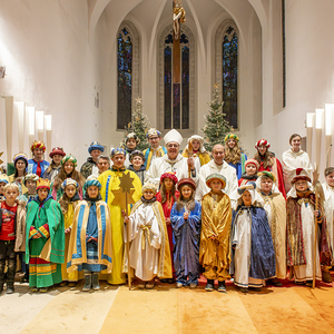 Bischof Ägidius mit den Sternsingern aus vielen verschiedene Pfarren.