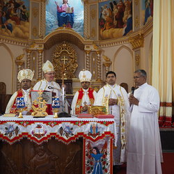 Father Thomas begrüßt Bischof Zsifkovics im prächtigen Presbyterium der neuen Kirche