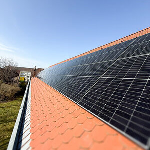 Photovoltaikanlage auf dem Dach des Pfarrheimes in Stinatz