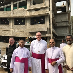 „Angel‘s Village“: Noch ist viel zu tun (rechts im Bild: der Leiter des Projekts Father Roy Mathew Vadakkel)