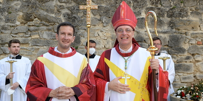 Diözesanbischof Ägidius J. Zsifkovics und Neupriester Ivan Vukčevic nach der Priesterweihe am 29. Juni in Eisenstadt