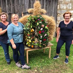 Die Erntedank-Krone wurde unter der Leitung von Birgit Talian und den Helfern: Regina Lehner, Schwester Evelin, Walter Gaal, Resi Hofleitner und Regina Kaiser gefertigt.