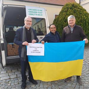 Bild von der Winterhilfsaktion im Februar 2025 (Bus aus der Ukraine mit Chauffeur, Past.-Ass. Fred und P. Voith)