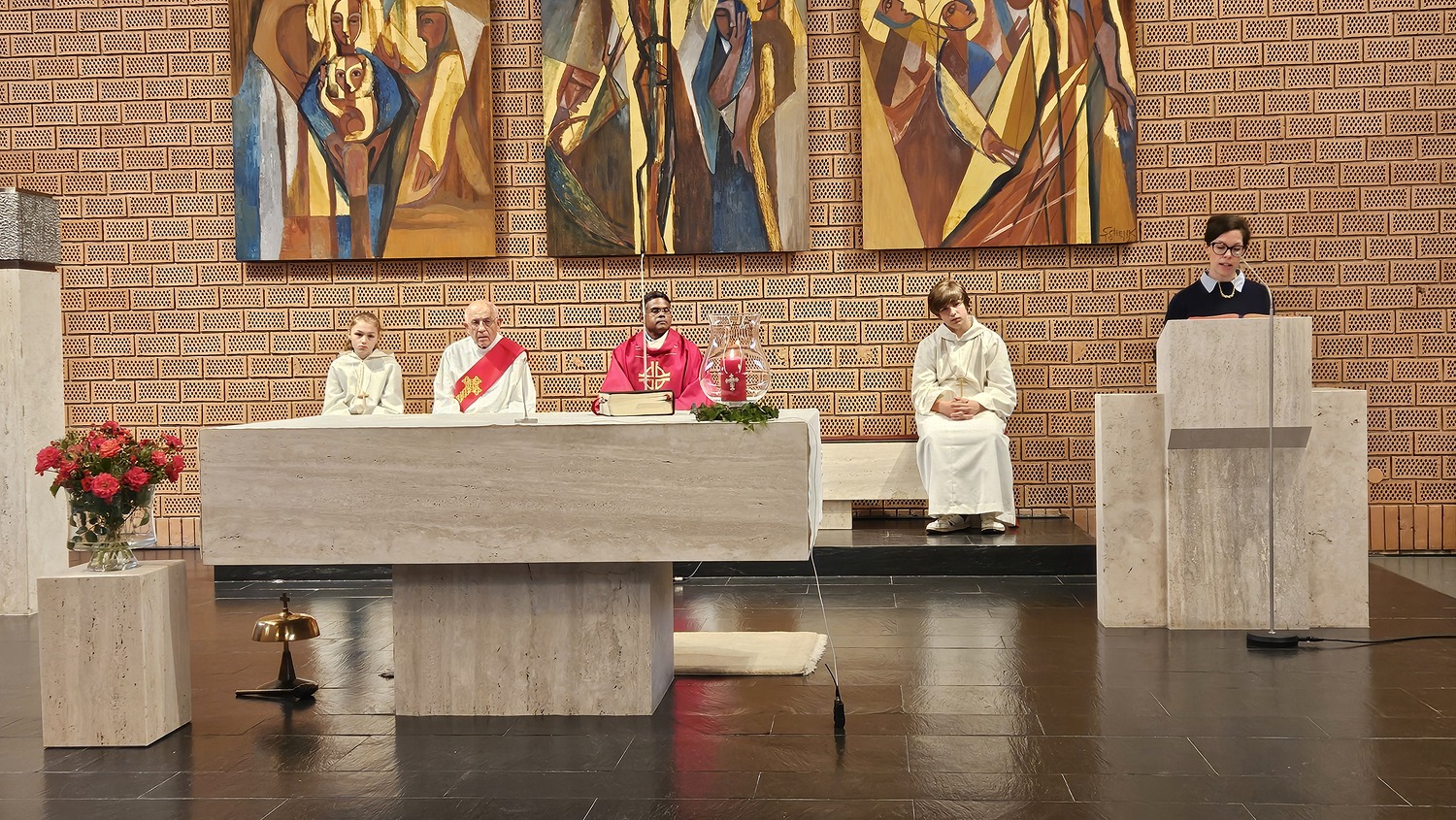 Pfingsten25 / Nadja Hutter Die zweite Lesung durch Lektorin Kathi Granner