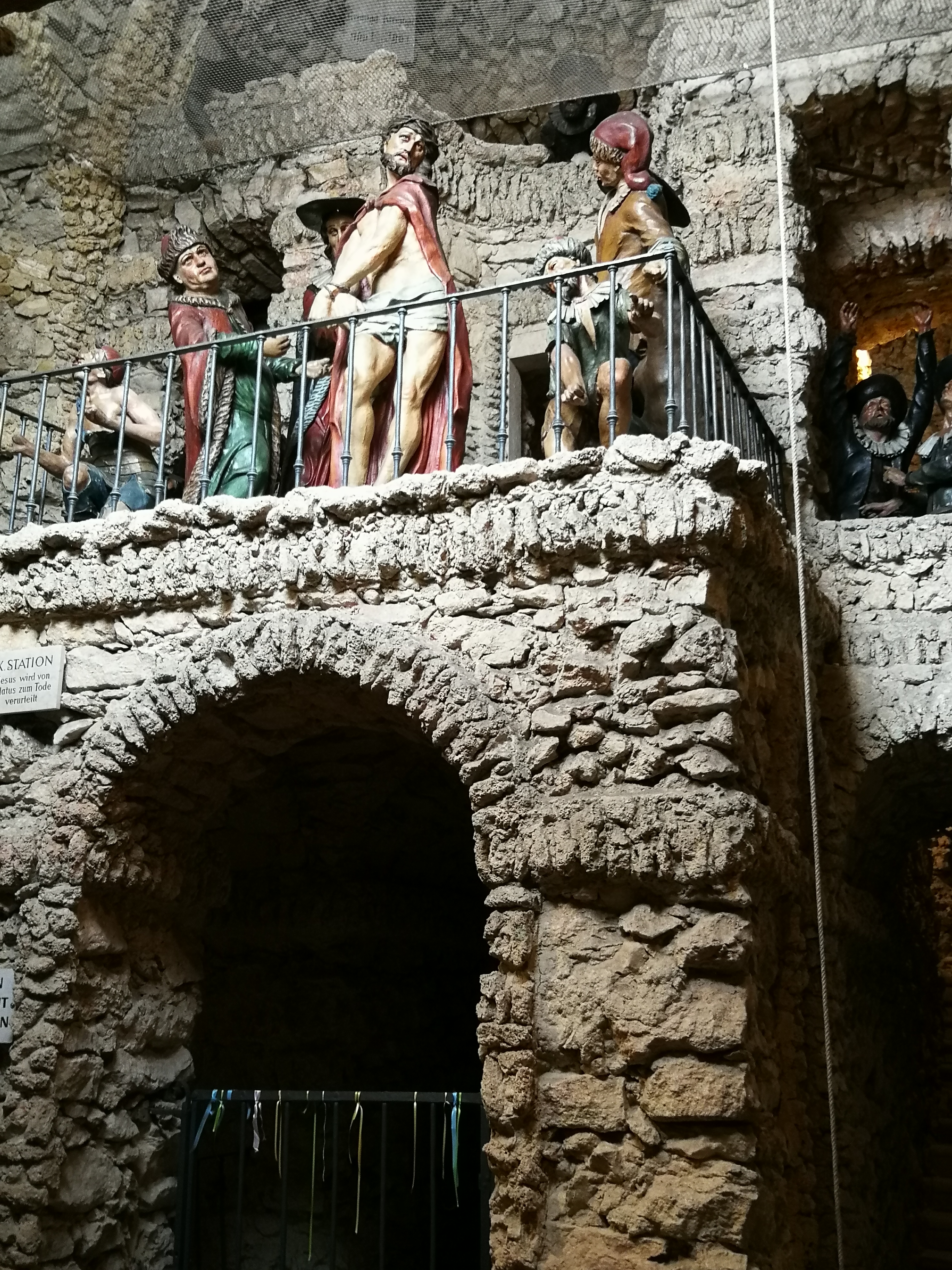10. Station:  Jesus wird von Pilatus zum Tode verurteilt