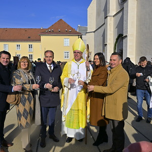 Gruppenfoto mit Bischof Ägidius J. Zsifkovics.