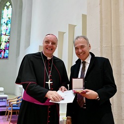 Diözesanbischof Ägidius J. Zsifkovics mit Peter Nemeth
