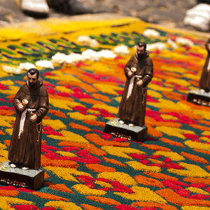 Kunstvolle Teppiche aus gefärbten Sägespänen zieren die Straßen der Stadt. Oft werden sie kombiniert mit dekorativen Blumen und kleinen Heiligenfiguren. 