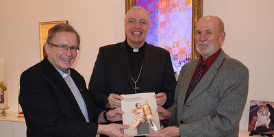 Am vergangenen Freitag überreichten Diözesanbischof Ägidius J. Zsifkovics und Generalvikar Martin Korpitsch das Buch 'Schöne Kirche' an Johann Glauber, den Diözesanleiter der Mesner Gemeinschaft Burgenland. 