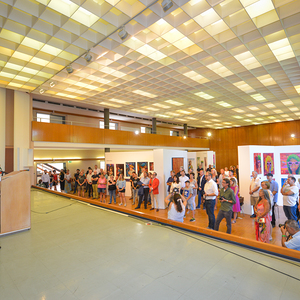 Die Eröffnung der TRANSFORM-ARTE 2019. Ein Blick auf die Besucher und in den größten Ausstellungsraum – der ehemalige Festsaal des Gebäudes.