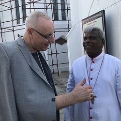 Kurze, aber herzliche Begegnung mit dem Bischof von Nellore, Moses Doraboina Prakasam, in dessen Diözese sich das Thomasgrab befindet 