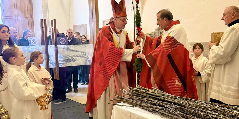 Bischof Ägidius und Dompfarrer P. Achim segnen die Palmzweige.