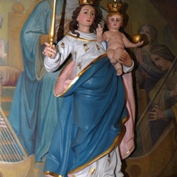 Die Marienstatue mit Jesuskind, Krone und Zepter.