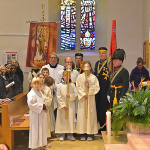 Ministrant:innen mit Kerzen.