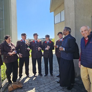 Gemütliches Beisammensein mit Feuerwehrabordnung und Pater Jon, Diakon Dr. Peter Zotti