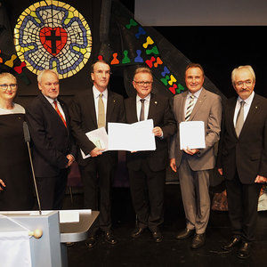 v.l.n.r. Pfarrerin Mag. Ingrid Tschank, Oberkirchenrat Prof. Mag. Karl Schiefermair, Synodalpräsident RA Dr. Peter Krömer, Landeshauptmann Hans Niessl, Landesrat Helmut Bieler, Superintendent Mag. Manfred Koch