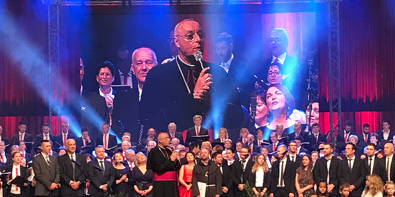 Das letzte Wort bzw. der letzte Ton eines denkwürdigen Abends liegt beim Initiatior selbst: Bischof Zsifkovics wird auf die Bühne gebeten und siingt live.