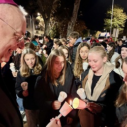 Diözesanbischof Ägidius J. Zsifkovics teilt das Martinslicht