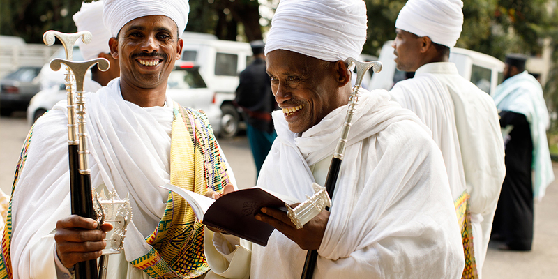 Geistliche der Äthiophisch-orthodoxen Kirche mit dem neu veröffentlichten Neuen Testament in Ge’ez.