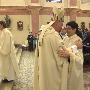  Bischof Zsifkovics spricht dem Neupriester Segen und alles Gute zu