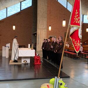 Abordnung Feuewehr am Altar