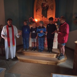 Auch Kinder nahmen an der Hl. Messe mit Begeisterung teil. 