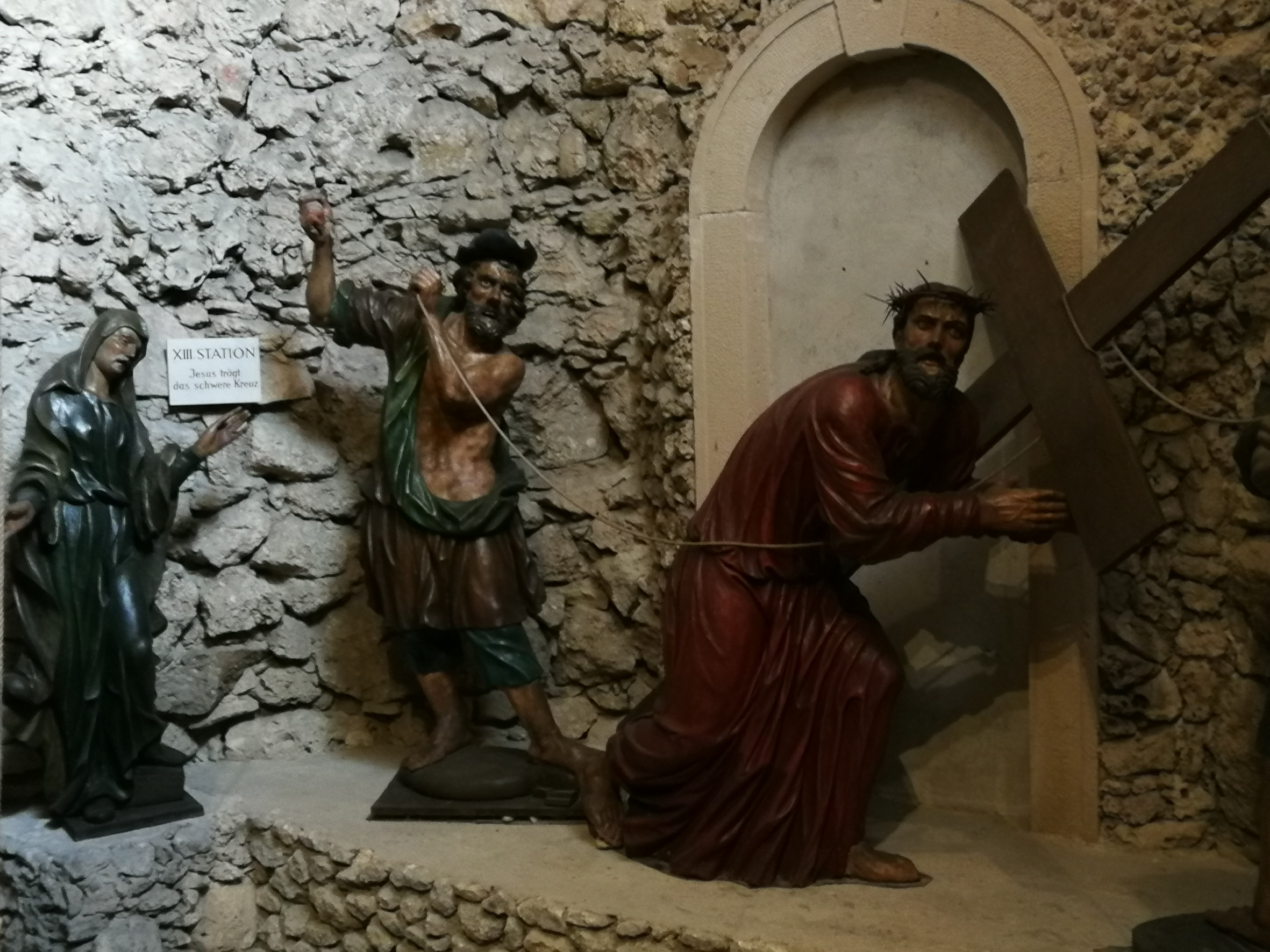 13. Station:  Jesus trägt das schwere Kreuz