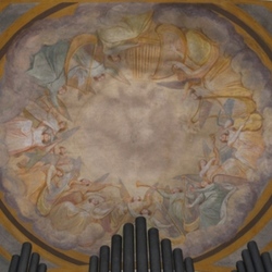 Fünfte Kuppel: Gloria in excelsis Deo - Ehre sei Gott in der Höhe. Erfüllt sind Himmel und Erde von deiner Herrlichkeit. Hosanna in excelsis - Hosanna in der Höhe. Hochgelobt sei, der da kommt im Namen des Herrn. (Aus dem liturgisch-kirchenmusikalisc