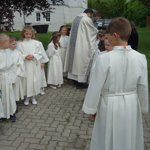  Erstkommunionskinder und Pater Kuruvila im Pfarrhofgarten