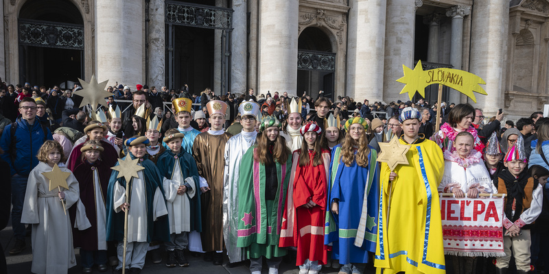 Clara, Antonia, Alina und Tobias (im Bild rechts mit den farbenfrohen Umhängen) nach der Messe mit Papst Leo XIV. im Petersdom. 