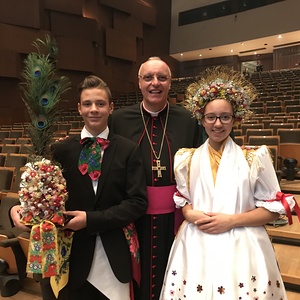 Stolz auf das Burgenlandkroatische: 'Hrvat S.A.M.'-Protektor Bischof Zsifkovics und das burgenlandkroatische Trachtenpärchen Julia und Matthias, die sich einem Millionenpublikum zeigen konnten.