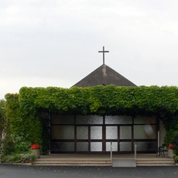 Aufbahrungshalle mit Urnenwand am Friedhof