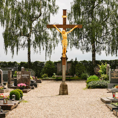 Kruzifix und Gräber auf dem Friedhof Ziegetsdorf in Regensburg am 20. Juni 2020, auf dem sich das Familiengrab Ratzinger befindet. Beigesetzt sind Joseph und Maria Ratzinger, die Eltern von Georg Ratzinger und dem emeritierten Papst Benedikt XVI., so