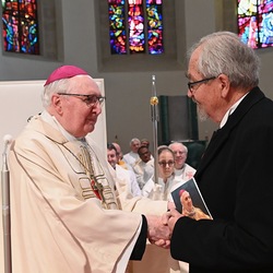 Manfreg Koch gratuliert Altbischof Iby
