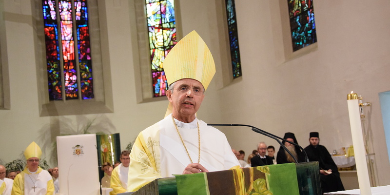 Der Salzburger Weihbischof Hansjörg Hofer als Festprediger im Eisenstädter Martinsdom.