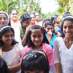 Auch sie freuen sich auf Ihre neue Kirche - dem Einsturz der alten Kirche sind sie nur um Haaresbreite entgangen 