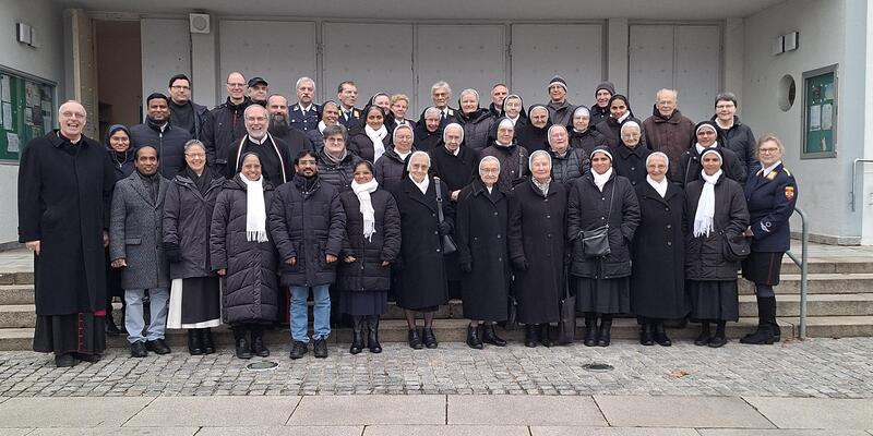 Gruppe nach der Feier vor der Klemenskirche.