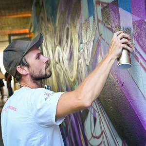 Graffiti-Artist Bizaar bei der Arbeit an der Frontfassade des alten Pädak-Gebäudes auf der TRANSFORM-ARTE 2019.