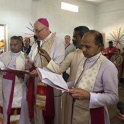 Bischof Zsifkovics segnet die Räumlichkeiten von „Angel‘s Village“