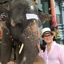 Von vorne stellt sich der Tempelelefant (hier mit Diözesansprecher Dominik Orieschnig) als feinfühlige Dame heraus