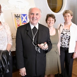 Bischof Paul Iby erhält von der Berufsgemeinschaft der Religionslehrer einen iPod