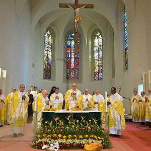 Bischof Ägidius J. Zsifkovics, Altbischof Paul Iby und zahlreiche Priester feiern die Messe.