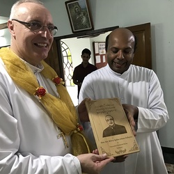 Der Provinzobere Father Matthew Kakkattupillil überrascht den Bischof mit einer Ehrentafel aus Anlass seines Besuchs