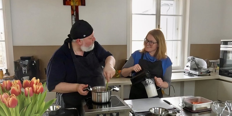 Rebecca Gerdenitsch-Schwarz und Pfarrer Norbert Filipitsch kochen gemeinsam.